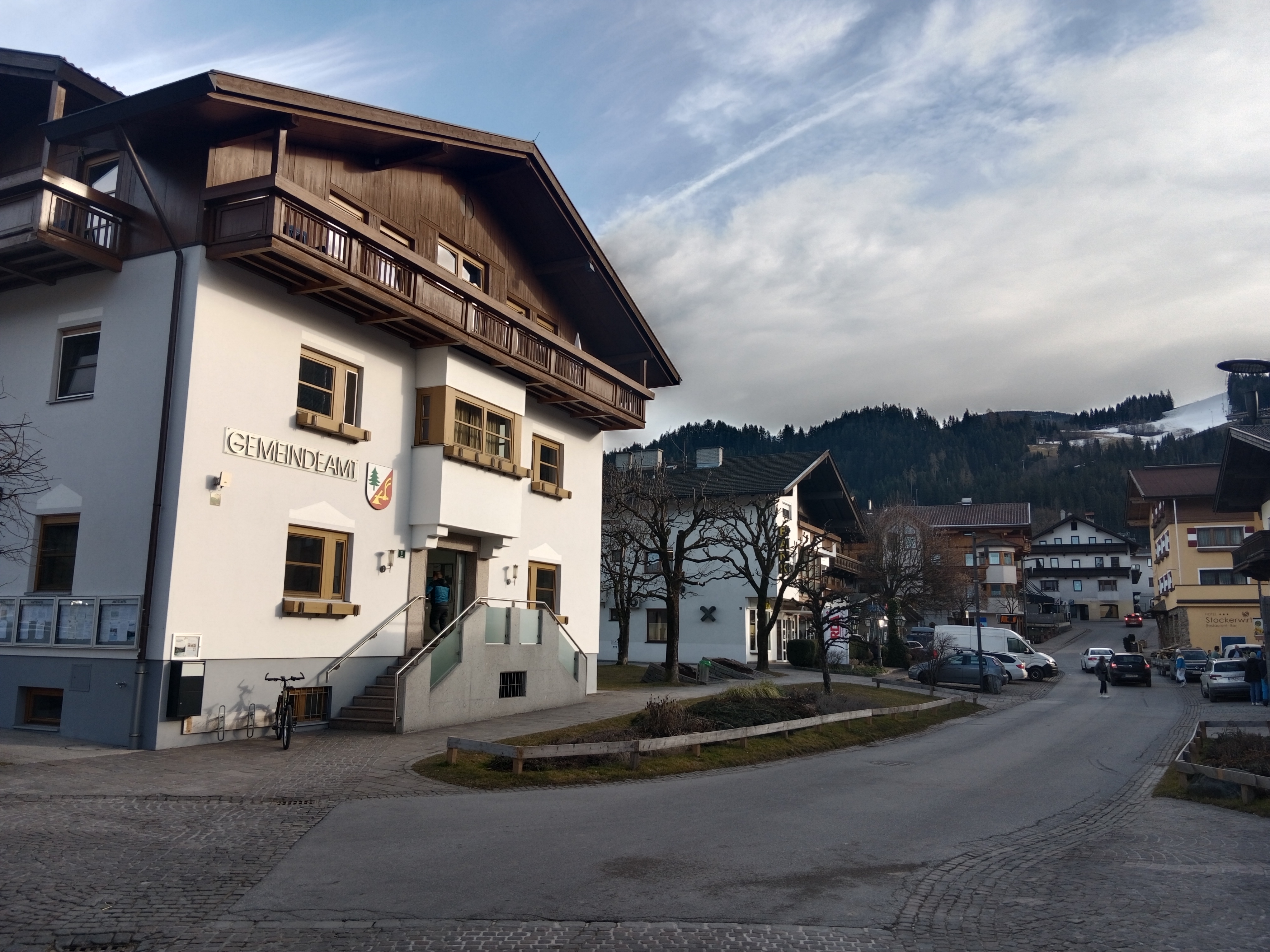 Starße und Häuser der Gemeinde Reith im Alpbachtal in Tirol