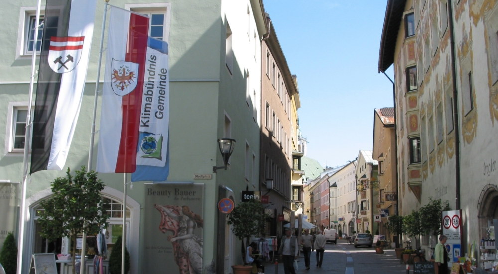 Gasse der Gemeinde Schwaz bei Sonnenlicht