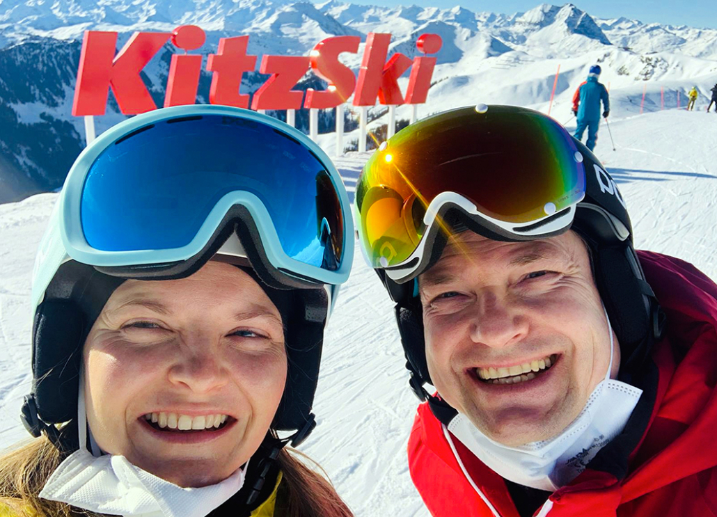 Selfi Besitzer:innen des Sportgeschäfts Rudi beim Skifahren auf der Piste