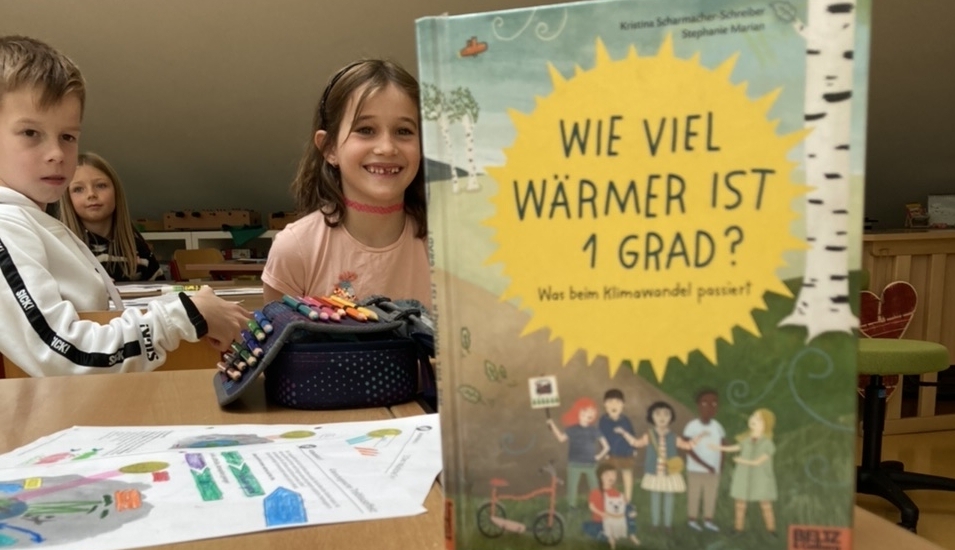 Buch zum Thema Umweltschutz für VolksschülerInnen im Hintergrund lacht ein Kind