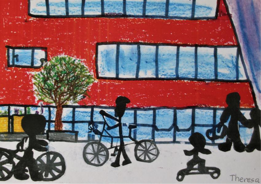 Gemaltes Bild der VS Waltendorf mit Figuren im Vordergrund die Radfahren, zu Fußgehen und Tretroller fahren