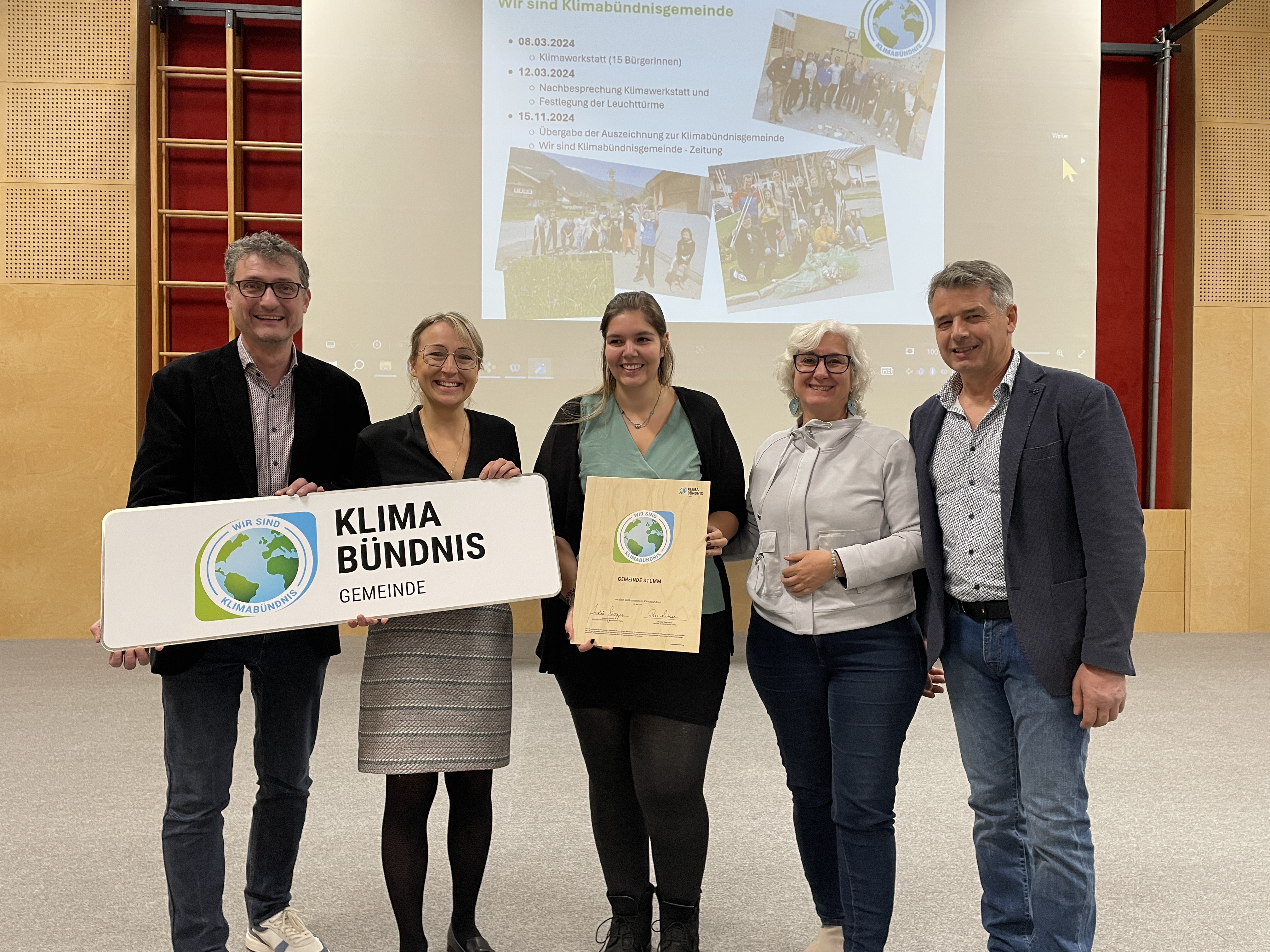 Der Bürgermeister der Gemeinde Stumm freut sich zusammen mit den Klimabündnis-VertreterInnen und seinem Team aus der Gemeinde.