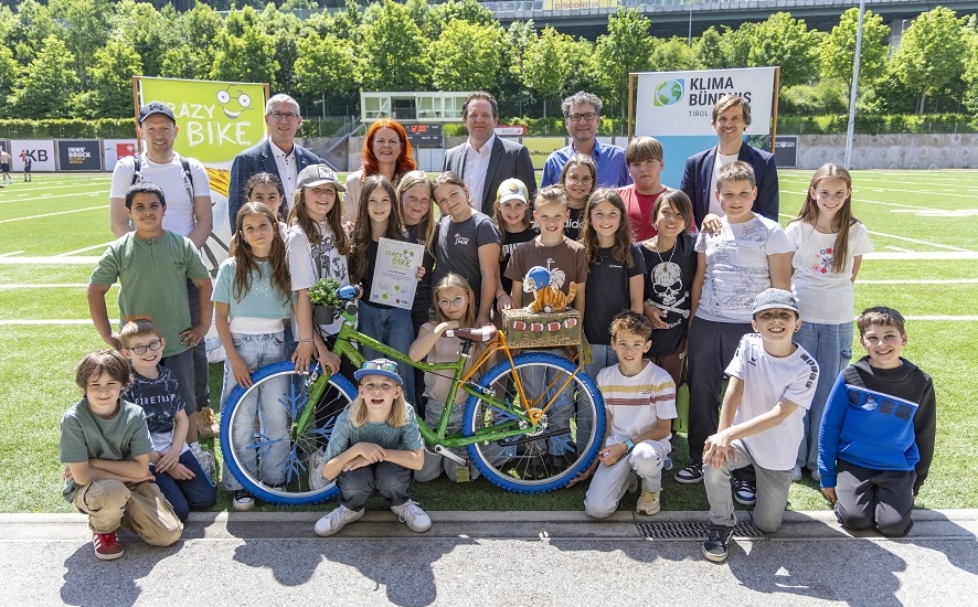Gruppenfoto VS Zams und Redner:innenCrazy Bike 2025