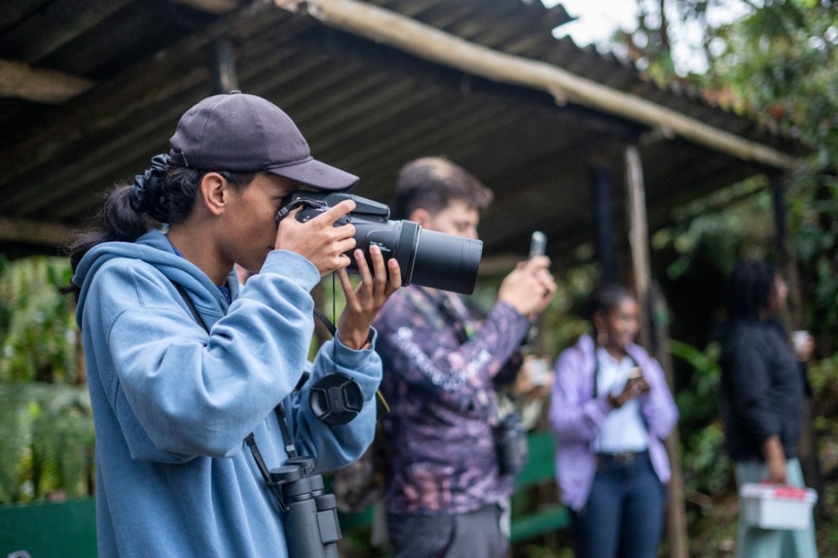 Auf dem Foto: Kenyi Paolo Perez Acevedo vom interethnischen Netzwerk junger Wächter des Flusses Atrato bei einem Workshop.