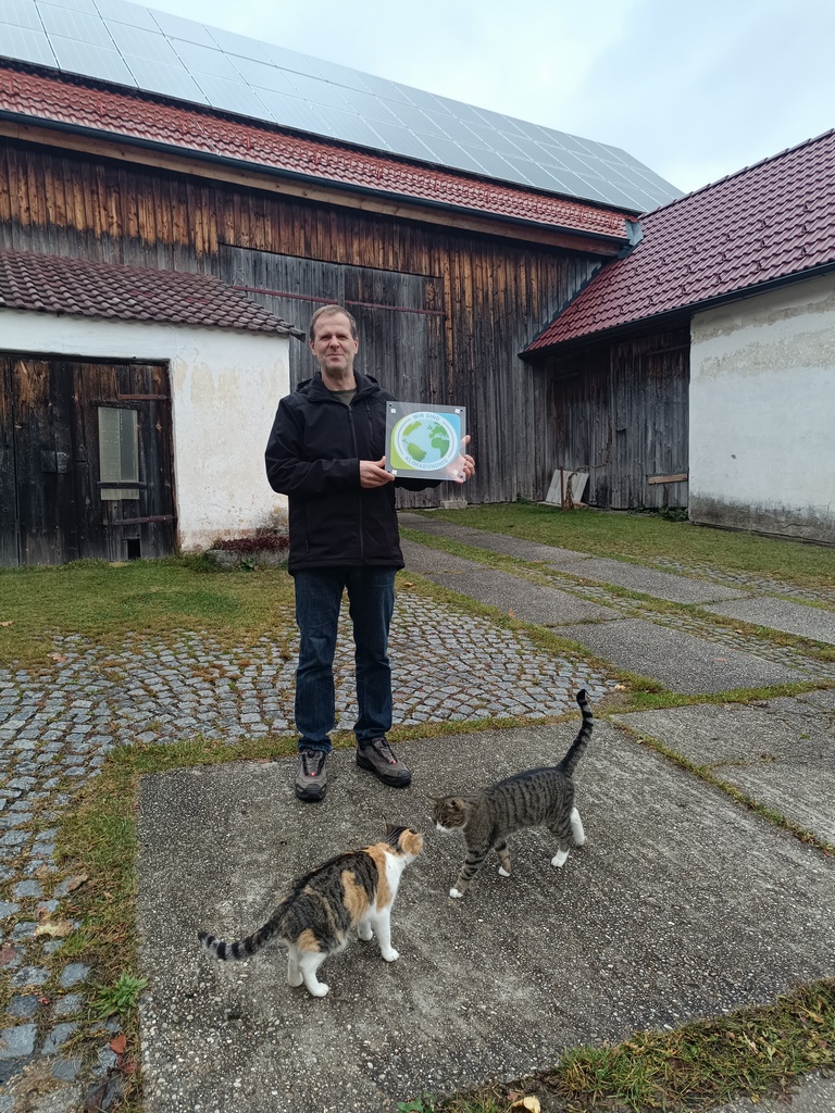 Roland Riemer vor seiner PV-Anlage am Bio-Bauernhof in der Klimabündnis-Gemeinde Allensteig