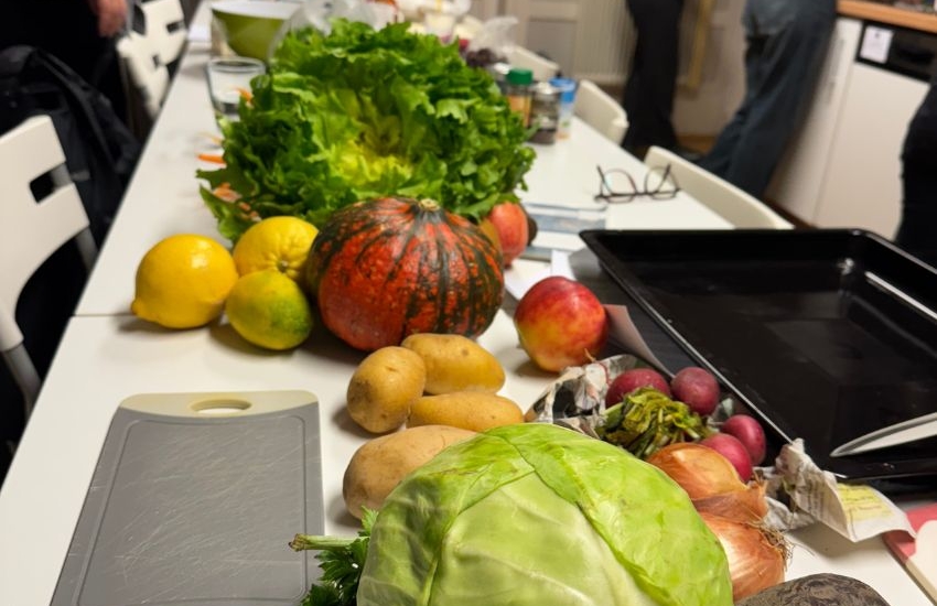 Buntes Gemüse an langer Tafel