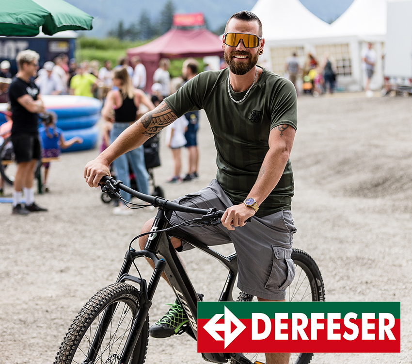 Jüngerer Mann auf einem Fahrrad. Logo Ernst Derfeser GmbH