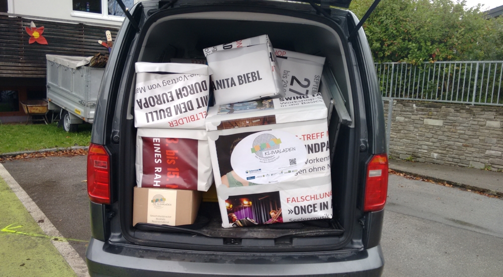 verpacktes Ausstellungsmaterial in Kofferraum eines Autos