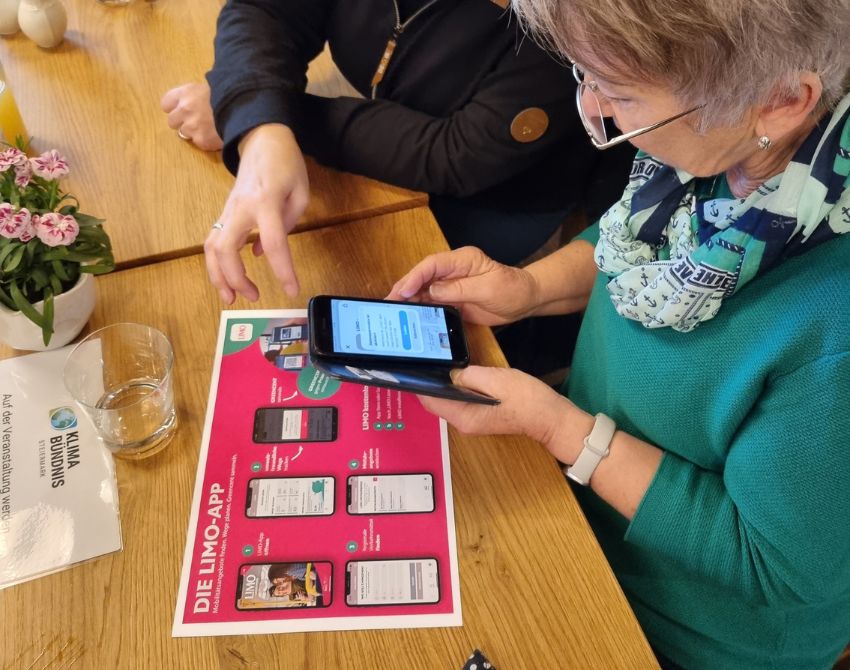 ältere Frau beim Herunterladen der Limo-App