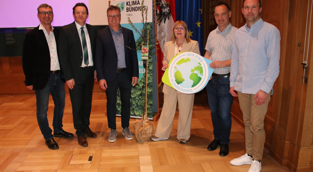 Bei der Generalversammlung von Klimabündnis Tirol wurde Kundl als Jubiläumsge-meinde geehrt. Von links: Klimabündnis-Geschäftsführer Andrä Stigger, Landesrat René Zumtobel, Bürgermeister Anton Hoflacher, Vizebürgermeisterin Barbara Trapl, Gemeinderat Stephan Bertel und Amtsleiter Michael Weinzierl.