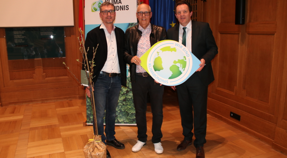 Vertreter der Gemeinde Volders und des Klimabündnis Tirol zum 30-jährigen Klimabündis-Jubiläum der Gemeinde